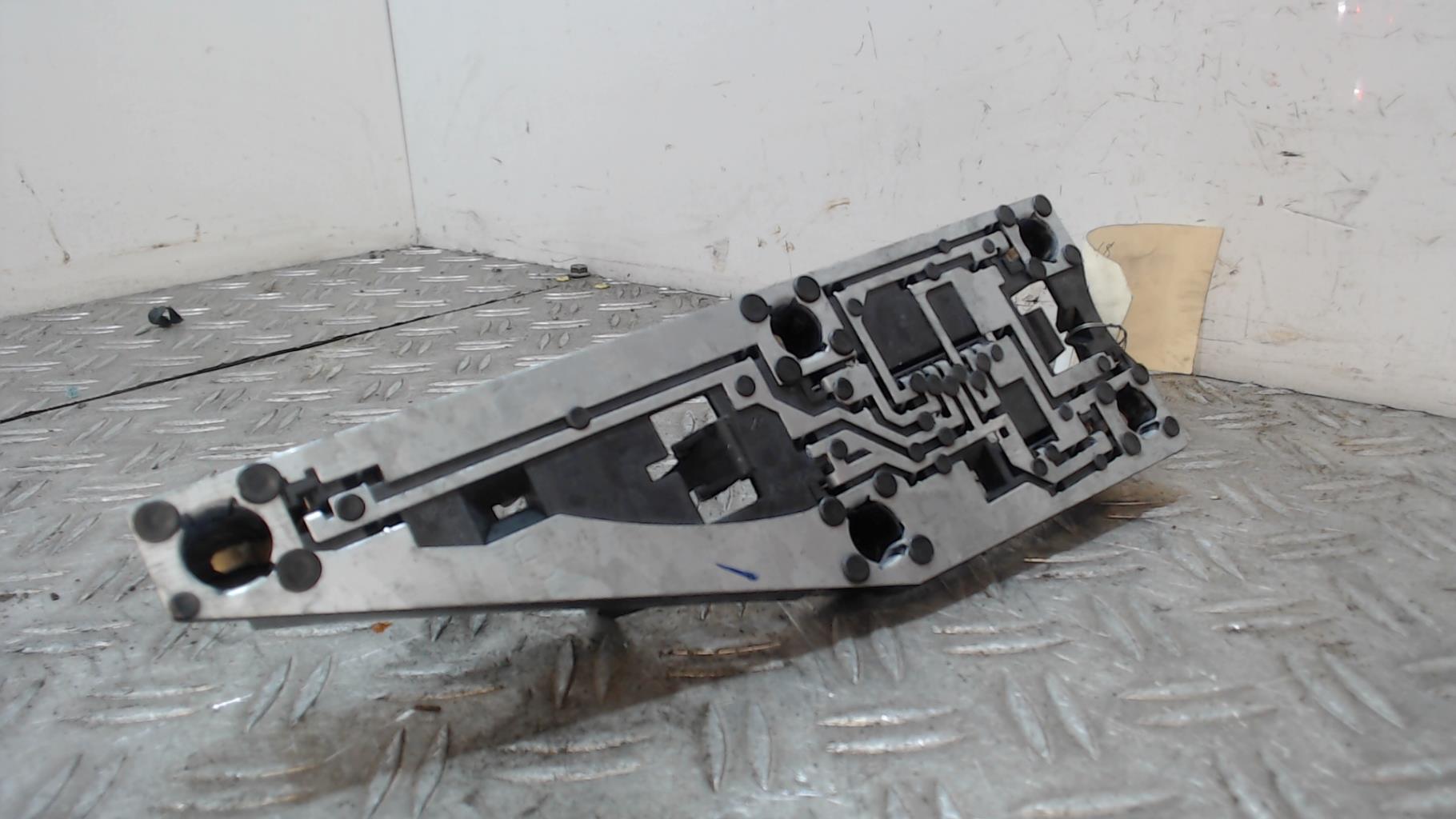 Base portalampade fanale posteriore sinistro PEUGEOT 406 COUPE Diésel - 1
