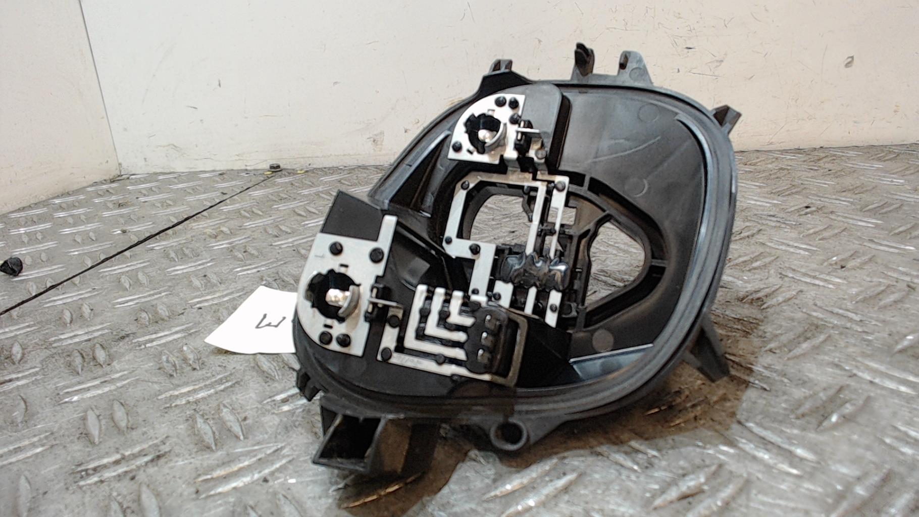 Base portalampade fanale posteriore sinistro PEUGEOT 208 1 PHASE 2 Diésel - 1