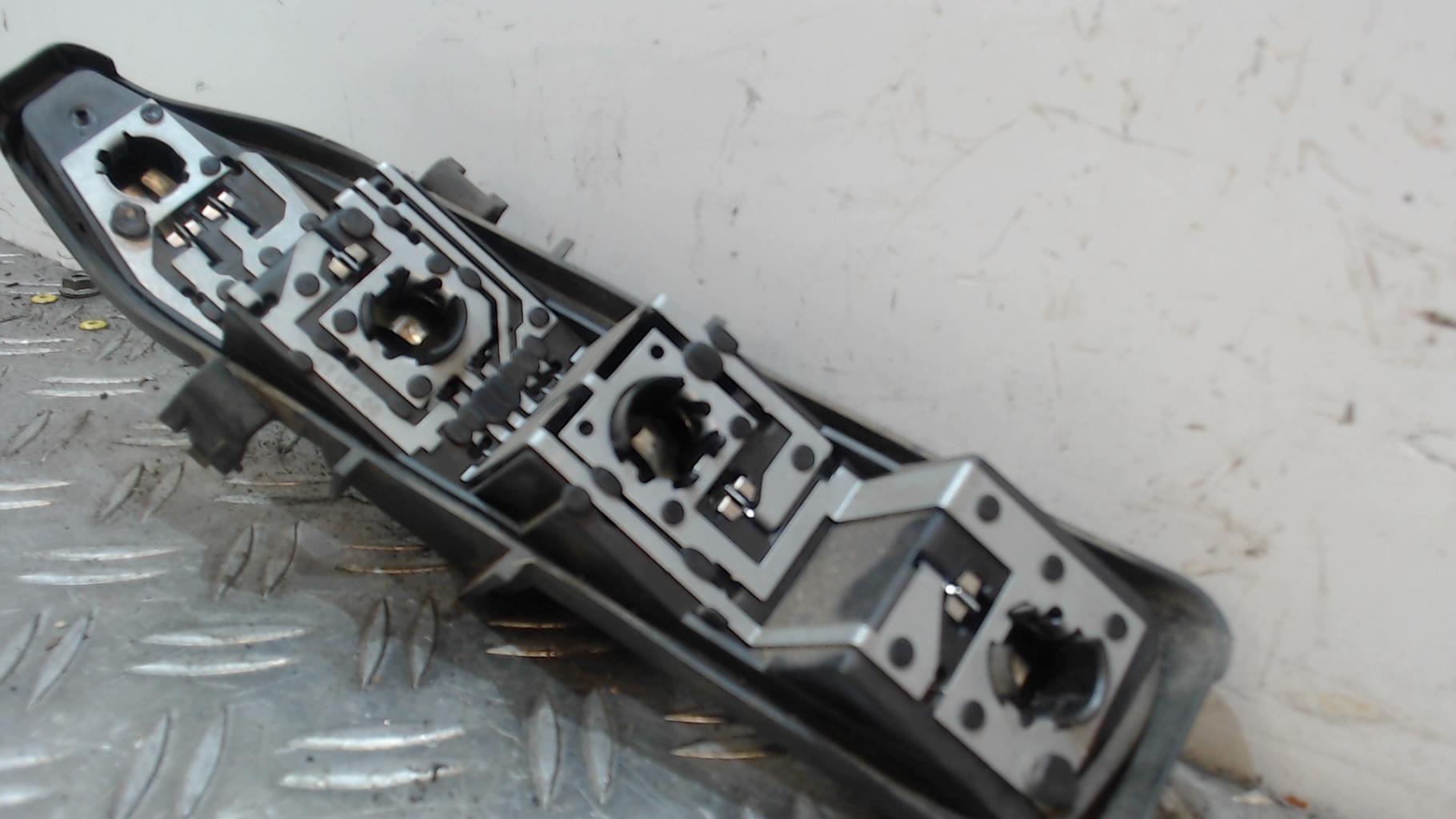 Base portalampade fanale posteriore sinistro RENAULT SCENIC 2 PHASE 1 Diésel - 1