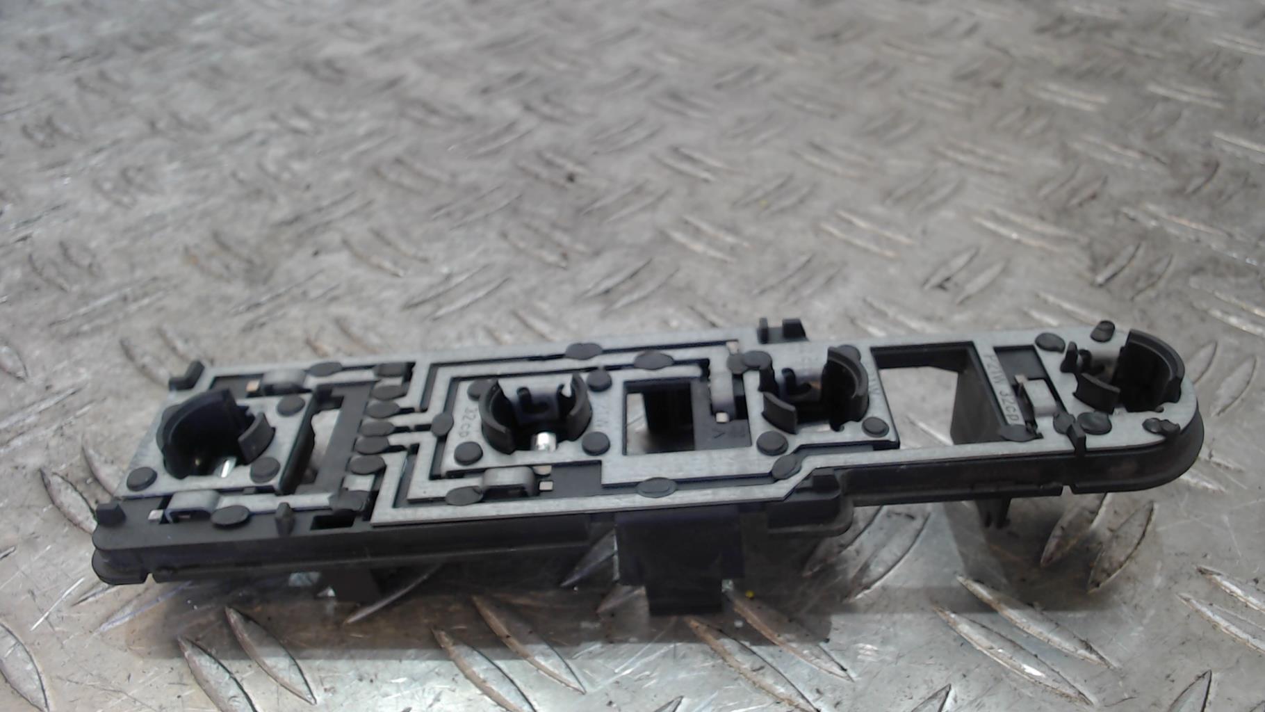 Base portalampade fanale posteriore destro MERCEDES CLASSE A 168 PHASE 1 Gasolina - 1