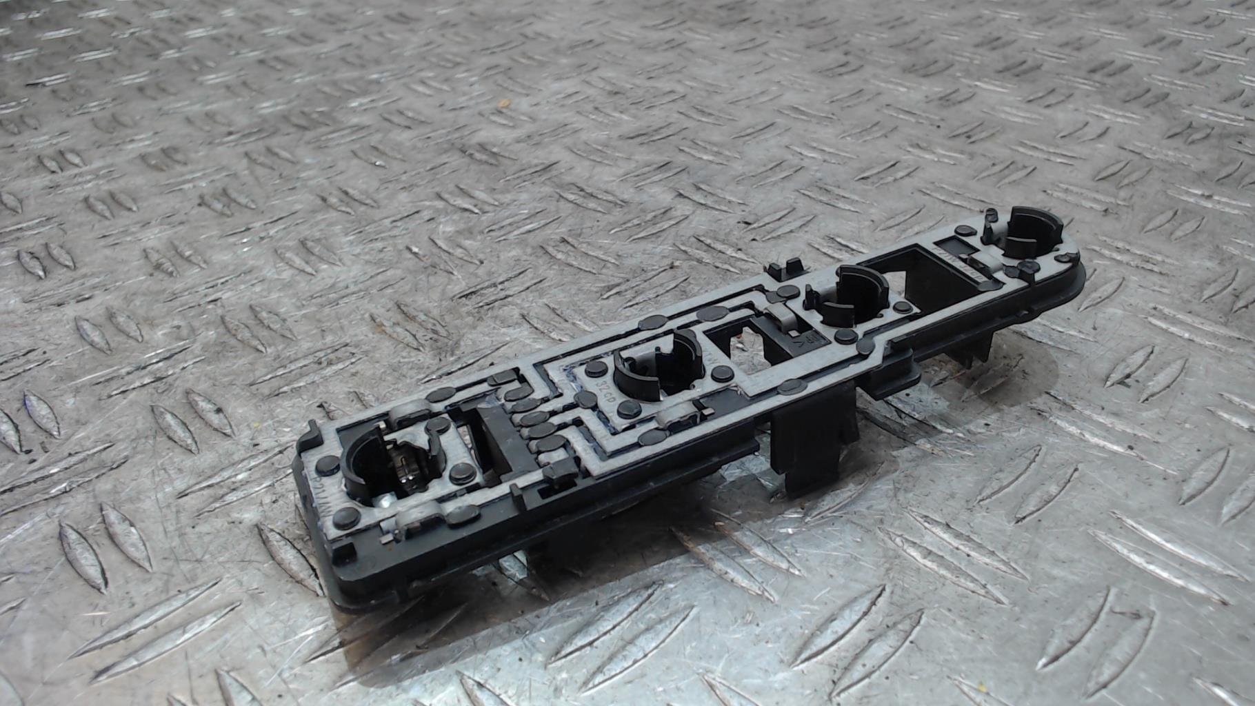 Base portalampade fanale posteriore sinistro MERCEDES CLASSE A 168 PHASE 1 Gasolina - 1