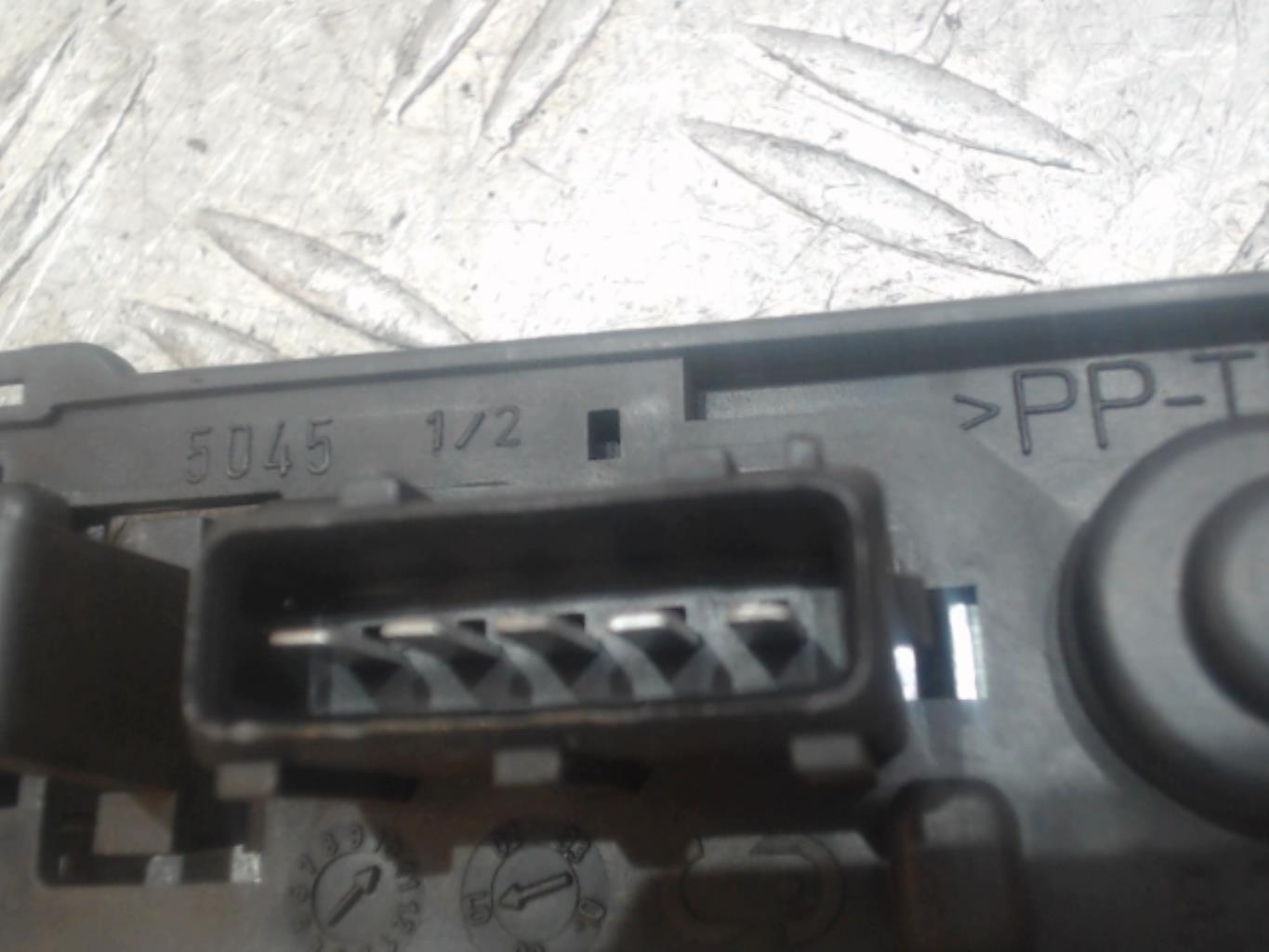 Base portalampade fanale posteriore destro PEUGEOT 306 BREAK Diésel - 1