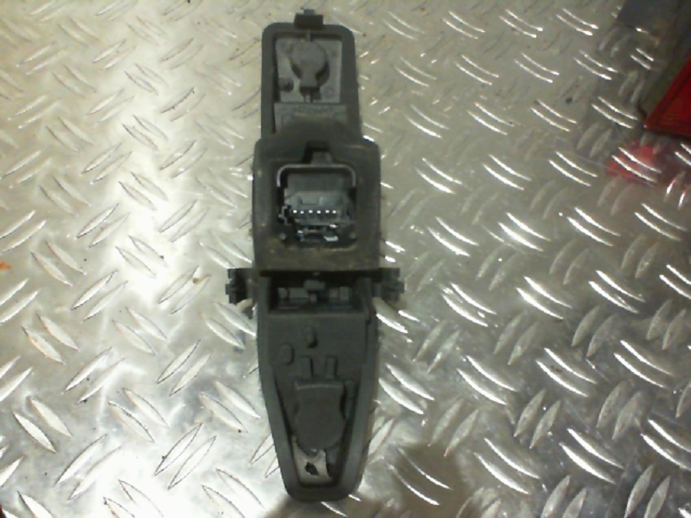 Base portalampade fanale posteriore destro RENAULT GRAND SCENIC 2 PHASE 1 Diésel - 1