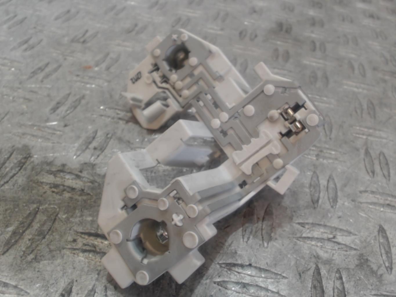 Base portalampade fanale posteriore destro FORD FIESTA 6 PHASE 1 Diésel - 1