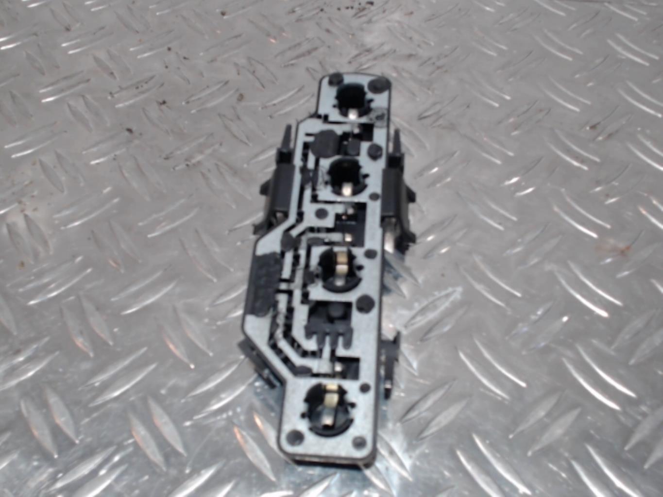 Base portalampade fanale posteriore sinistro VOLKSWAGEN POLO 3 PHASE 2 Diésel - 1