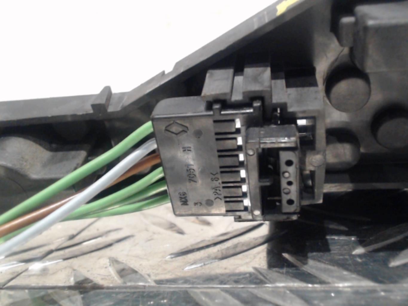 Base portalampade fanale posteriore destro RENAULT LAGUNA 2 PHASE 2 BREAK Diésel - 1