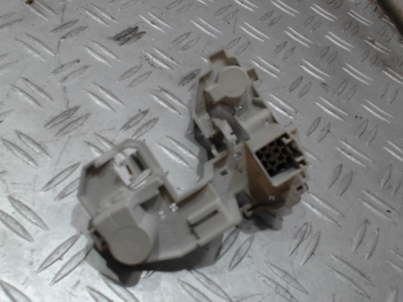 Base portalampade fanale posteriore destro FORD FIESTA 6 PHASE 1 Diésel - 1