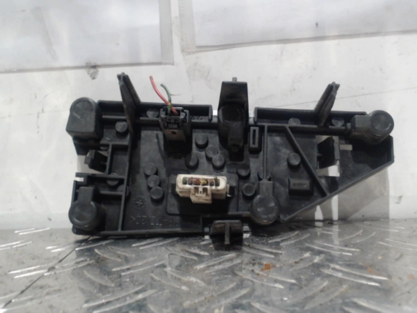 Base portalampade fanale posteriore destro PEUGEOT 406 PHASE 2 Diésel - 1