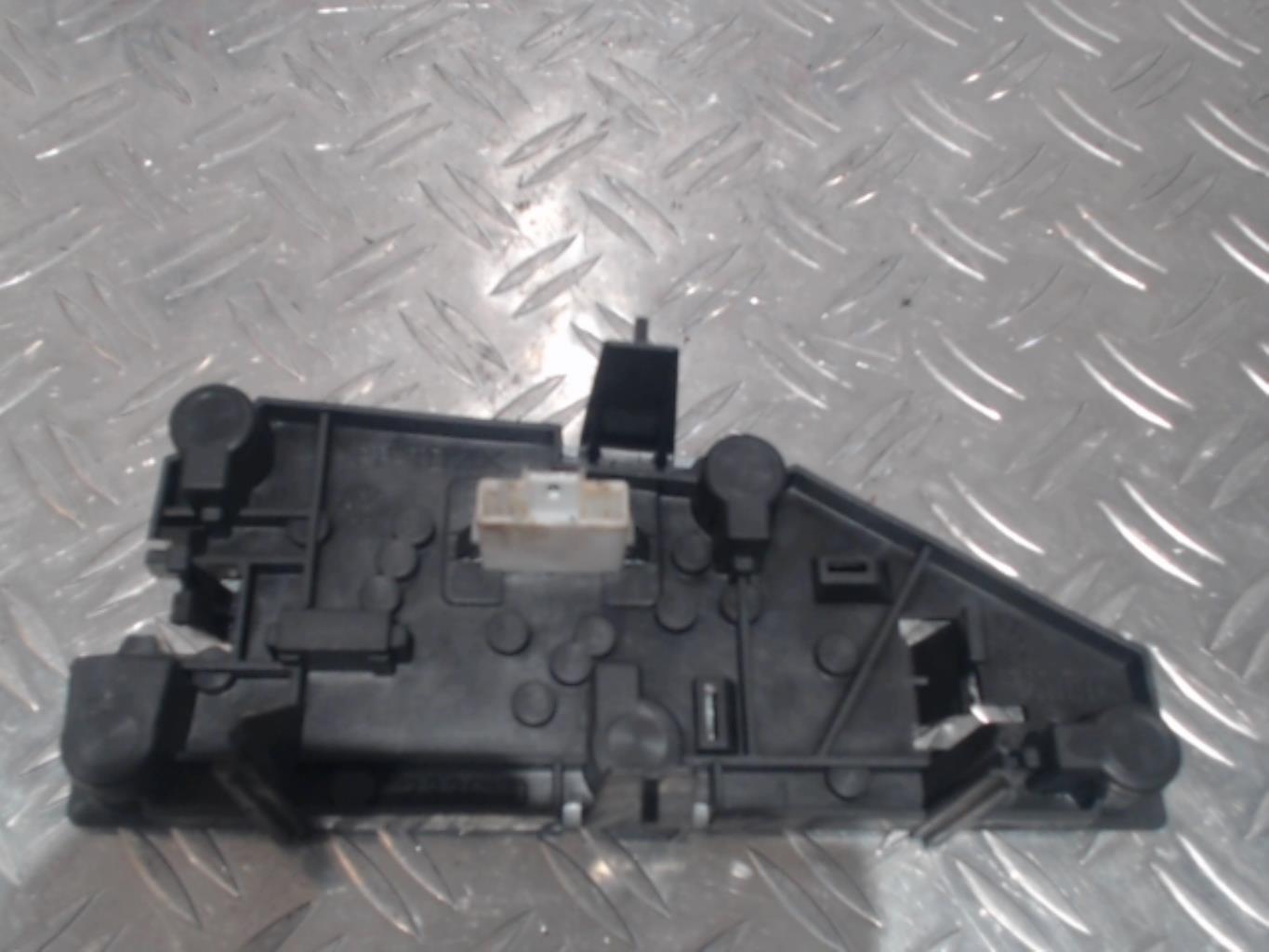 Base portalampade fanale posteriore destro PEUGEOT 406 PHASE 2 Diésel - 1