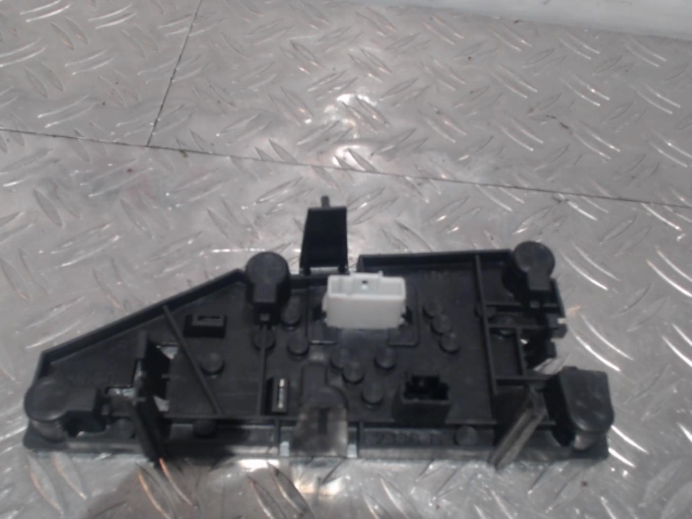 Base portalampade fanale posteriore sinistro PEUGEOT 406 PHASE 2 Diésel - 1