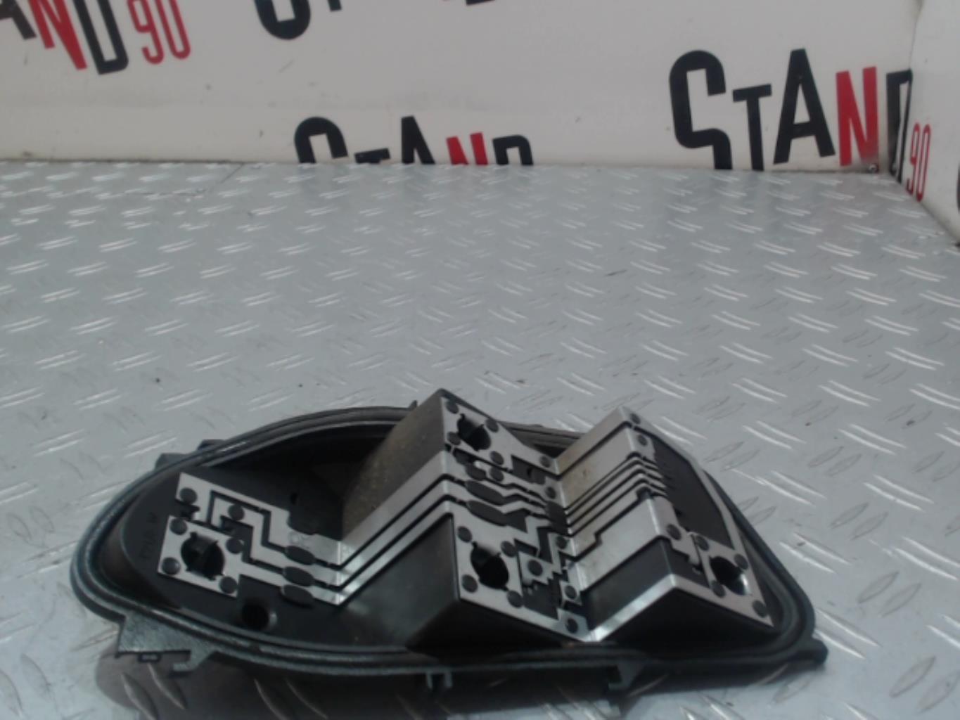Base portalampade fanale posteriore destro RENAULT CLIO 3 PHASE 1 Diésel - 1