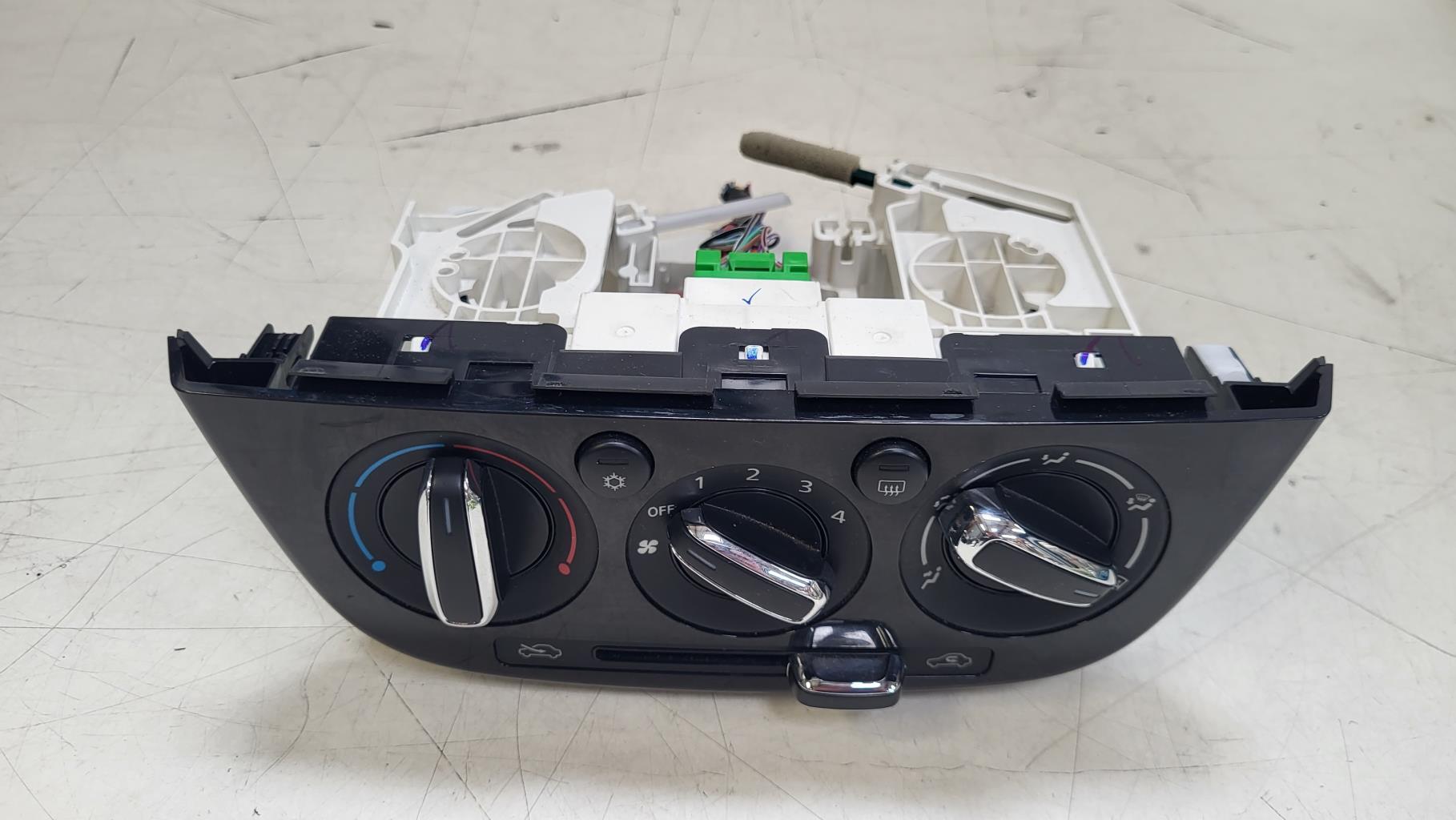 Commande chauffage MITSUBISHI SPACE STAR 3 PHASE 2 Essence - 1