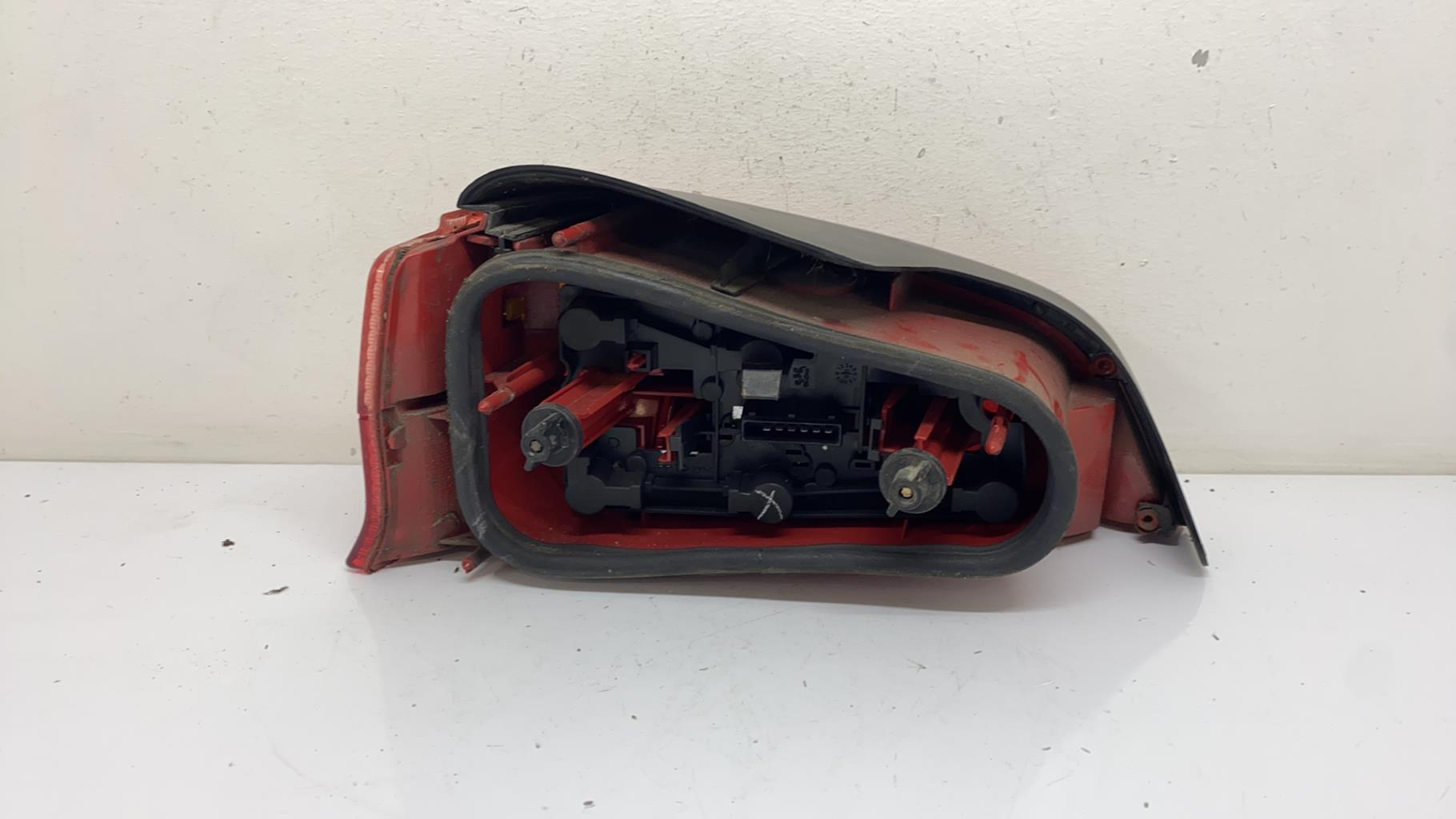 Feu arriere principal droit (feux) peugeot 106 phase 2