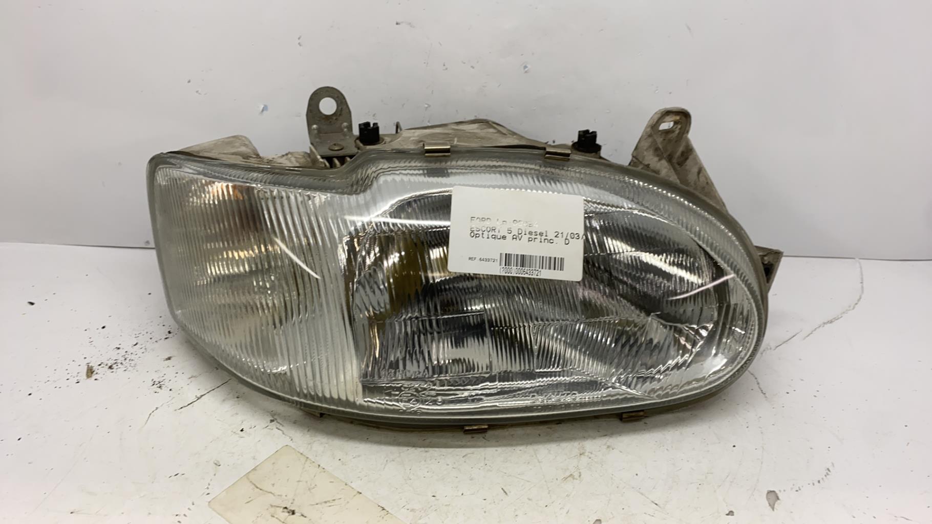 Optique avant principal droit (feux)(phare) ford escort 6