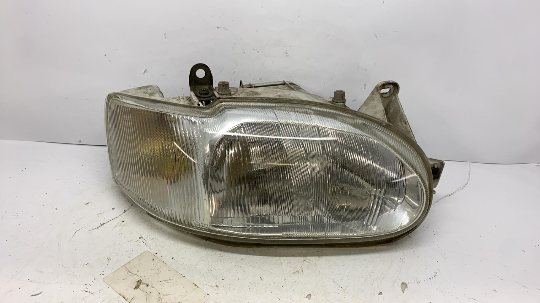 Optique avant principal droit (feux)(phare) ford escort 6