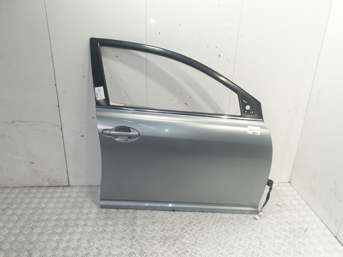 Porte avant droit toyota avensis 2 phase 2