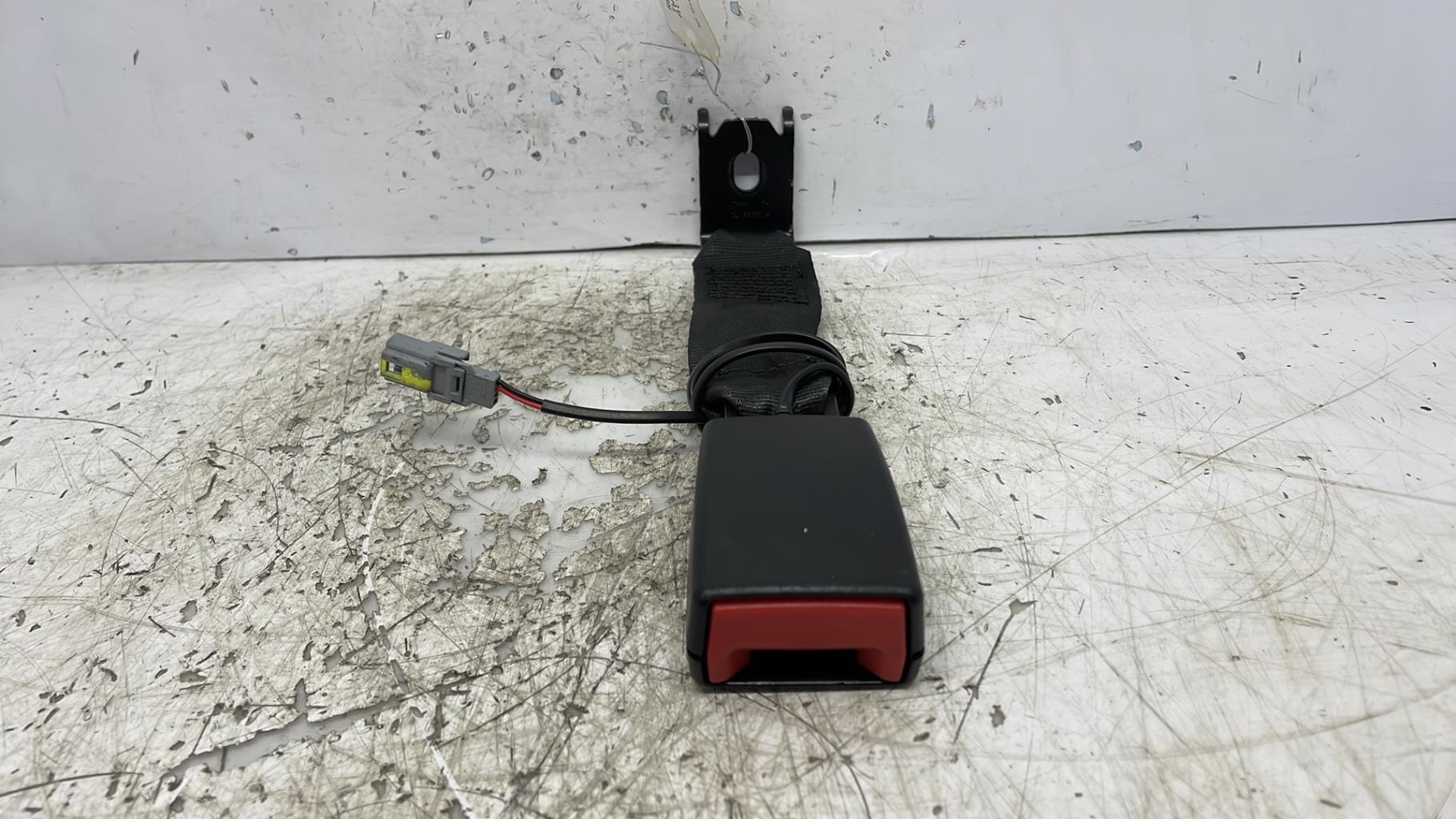 Attache ceinture arriere droit renault twingo 3 phase 1