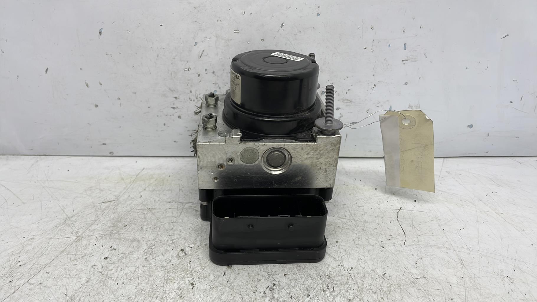 Bloc ABS (freins anti-blocage) toyota yaris 3 phase 1