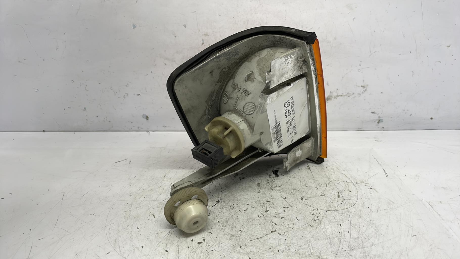 Optique avant secondaire gauche (feux)(clignotant) mercedes 190 w201 phase 2