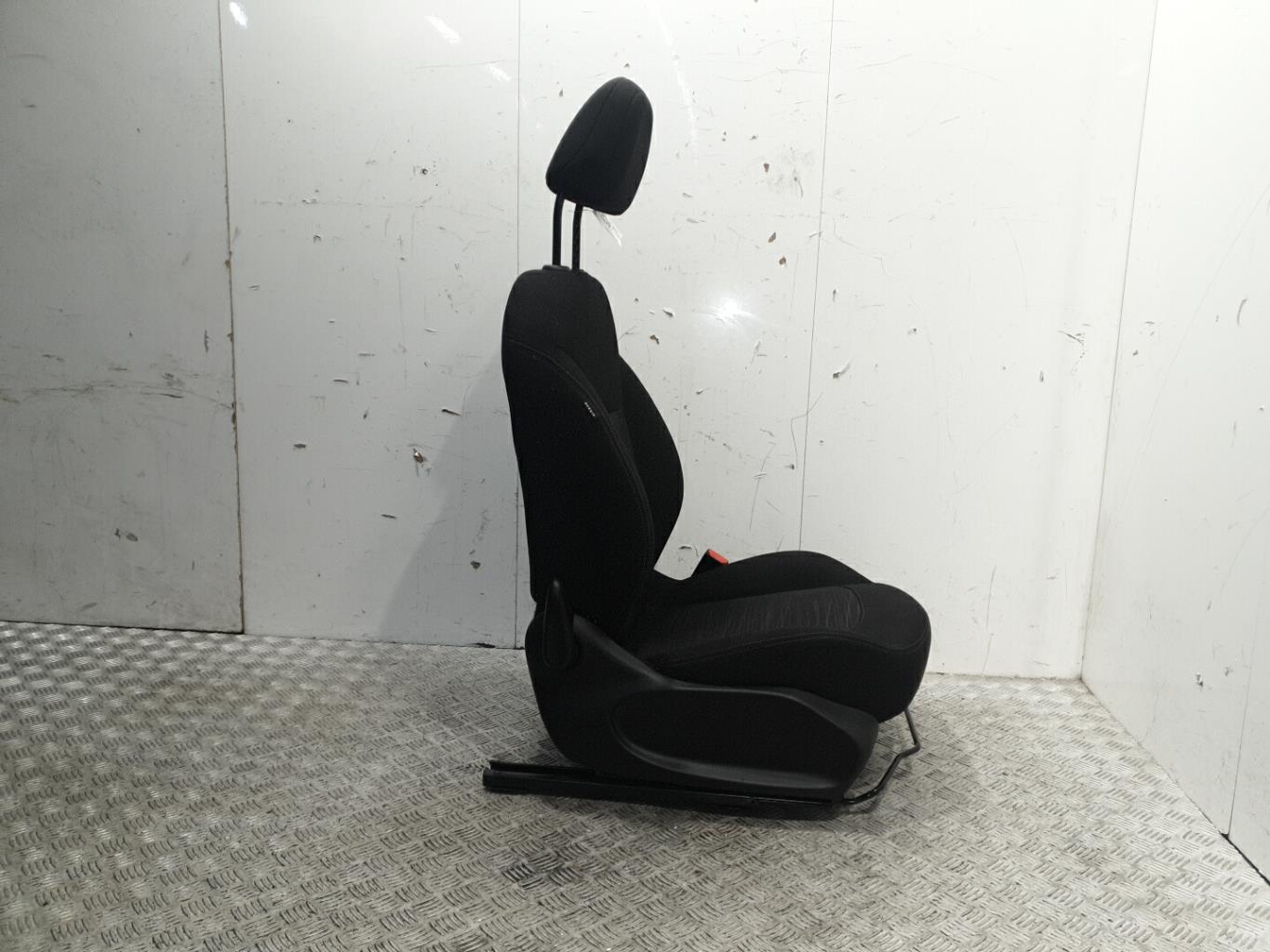 Siege avant droit peugeot 208 1 phase 2