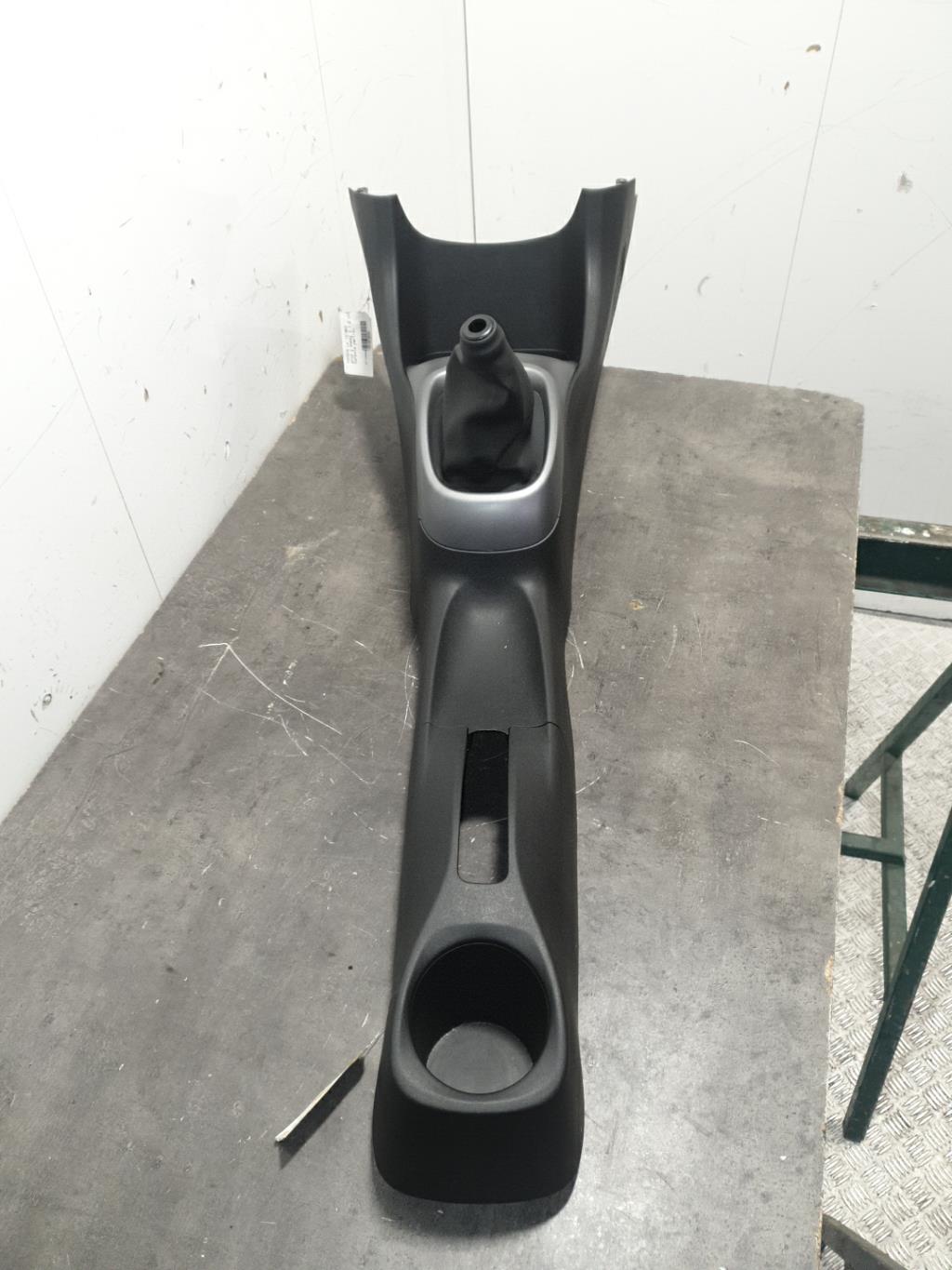 Console central (interieur plastique) toyota aygo 2 phase 2