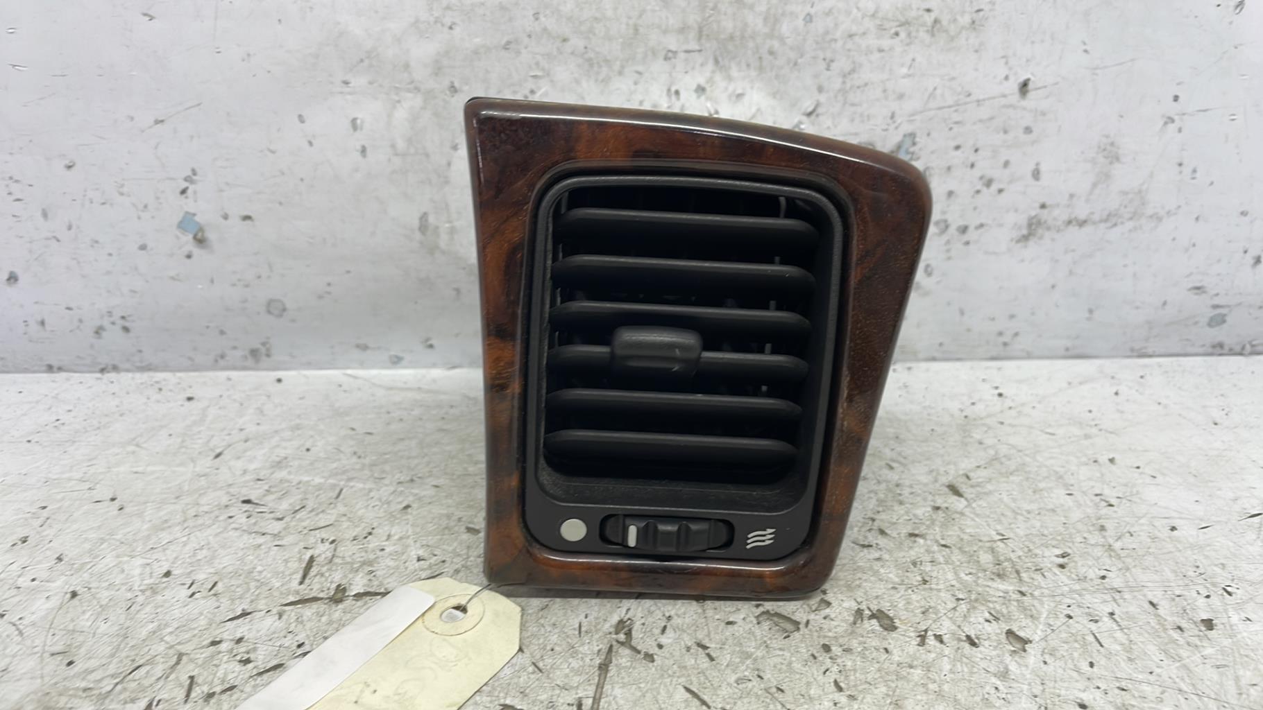 Aerateur tableau de bord avant droit jaguar xj40 phase 2