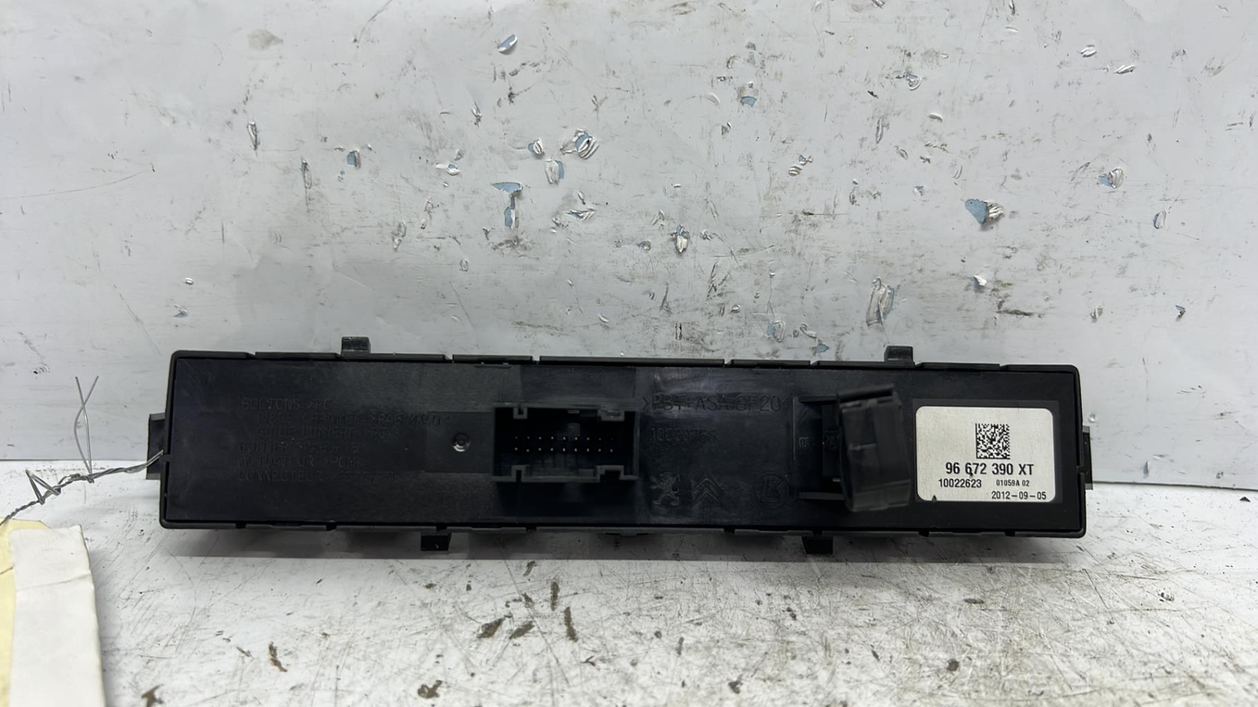 Bouton de warning peugeot 3008 1 phase 1