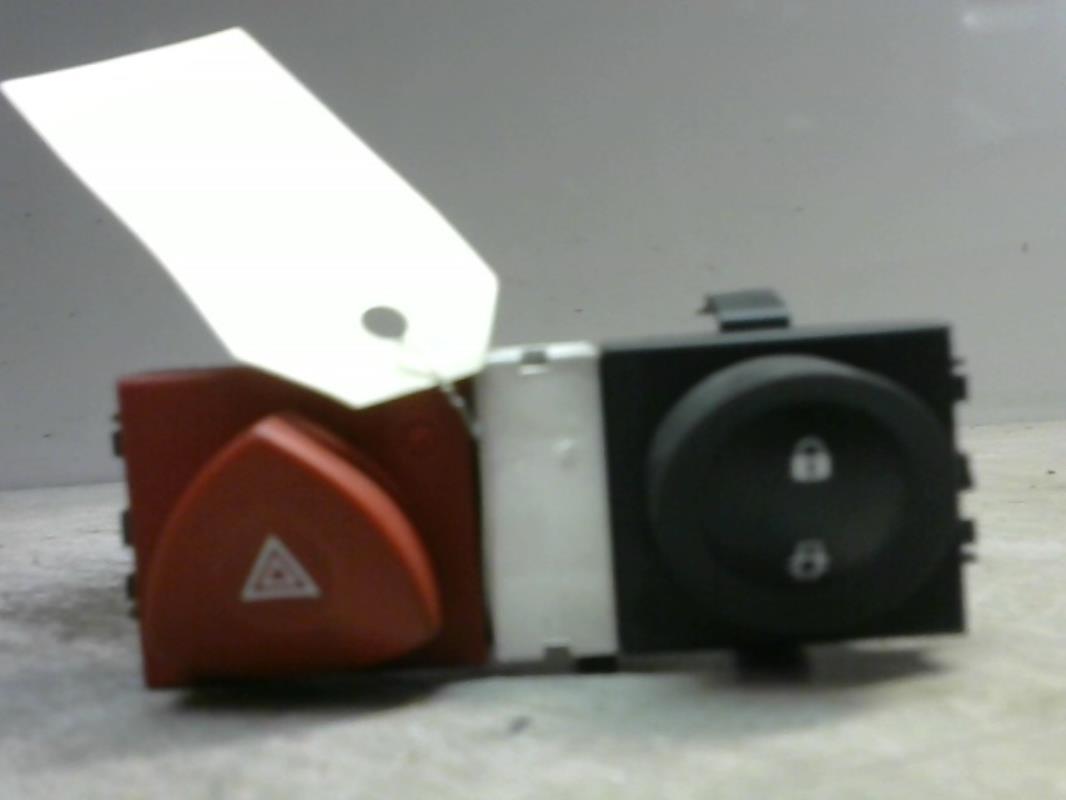 Bouton de warning RENAULT MEGANE 2 PHASE 1 BREAK Diesel - 1