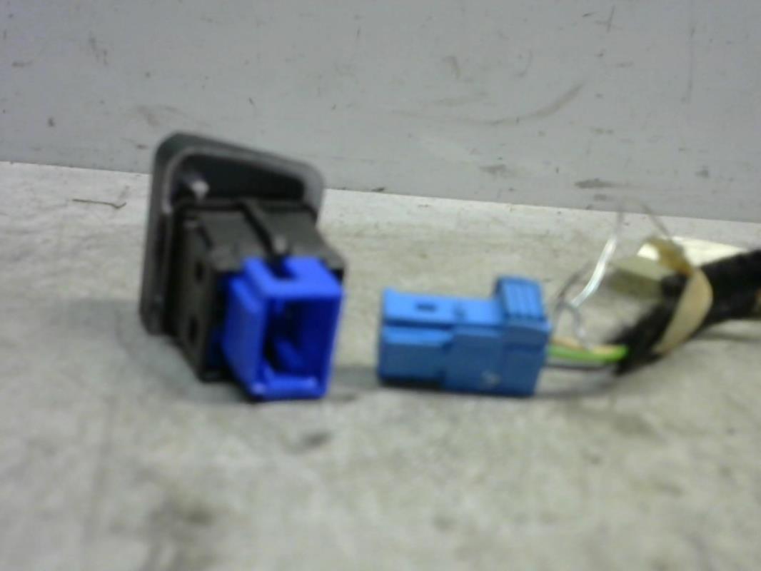 Bouton de warning PEUGEOT 208 1 PHASE 1 Diesel - 1