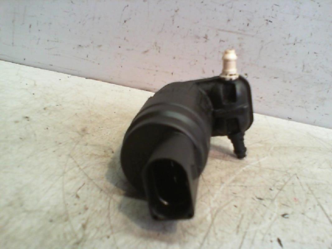 Pompe lave glace avant VOLKSWAGEN FOX Essence - 1