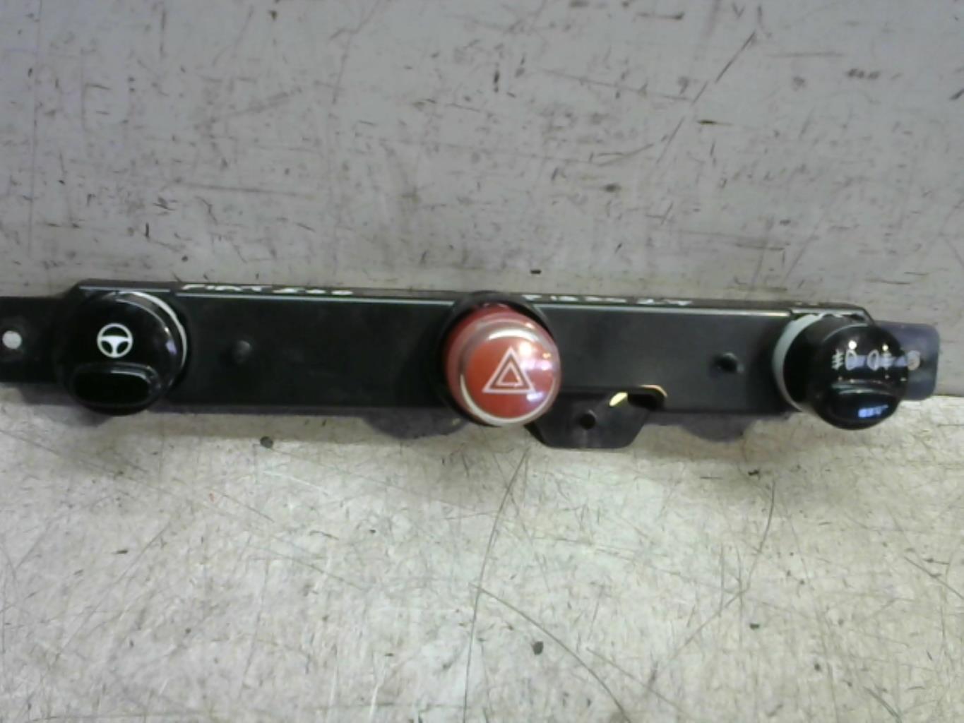 Bouton de warning FIAT 500 2 PHASE 1 Essence - 1