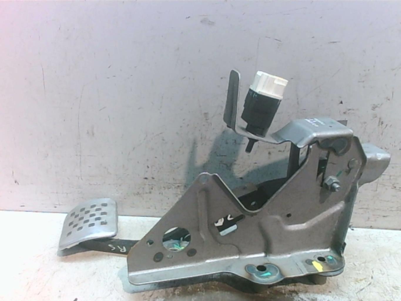 Pedale de frein RENAULT CLIO 4 PHASE 1 Essence - 1