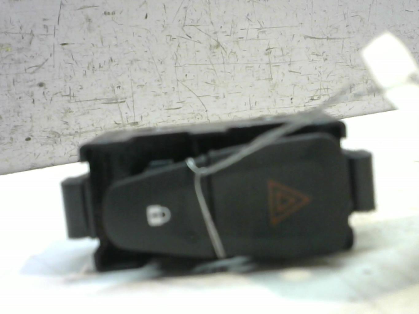 Bouton de warning DACIA SANDERO 2 PHASE 1 Diesel - 1