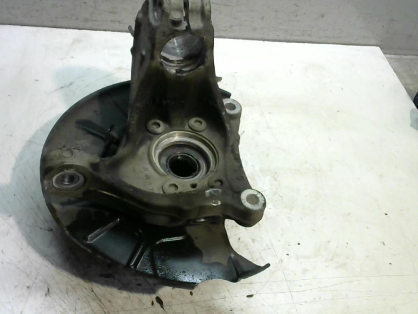 Fusee avant gauche VOLKSWAGEN PASSAT 5 BREAK Diesel - 1