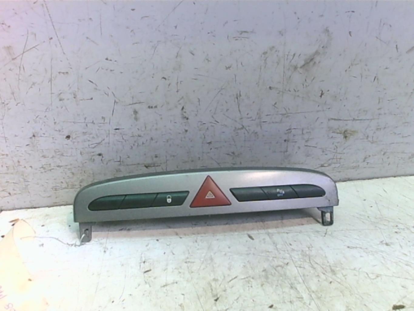 Bouton de warning PEUGEOT 308 1 PHASE 1 Diesel - 1