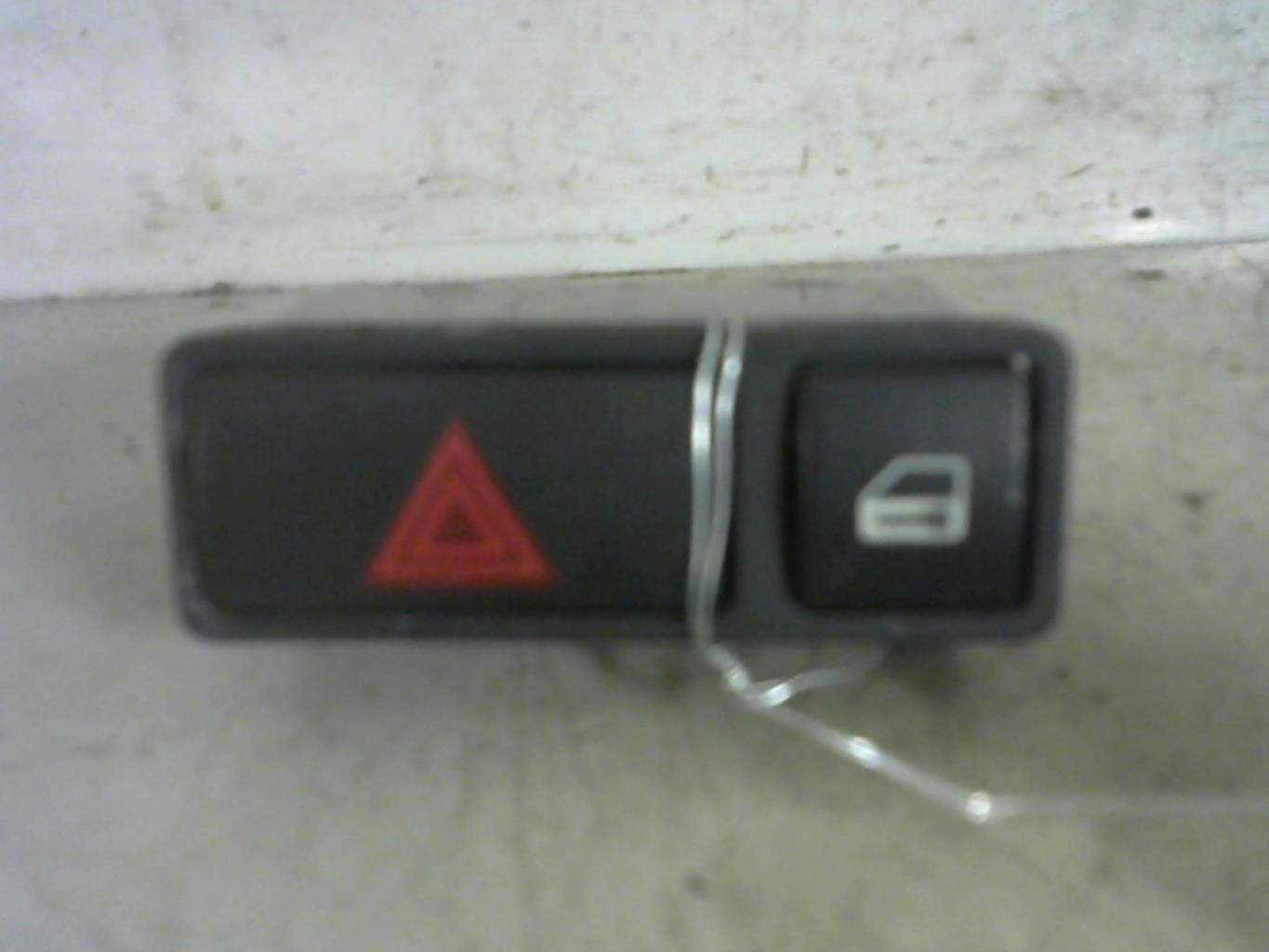Bouton de warning BMW SERIE 3 E46 TOURING PHASE 1 BREAK Essence - 1