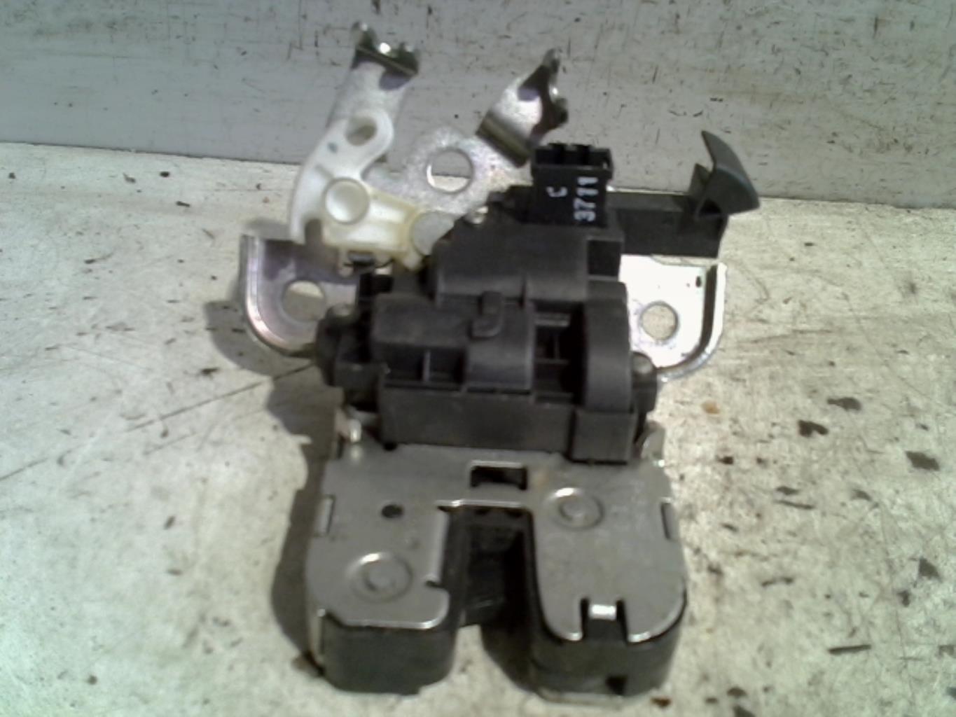 Serrure de coffre AUDI A4 1 PHASE 1 Diesel - 1