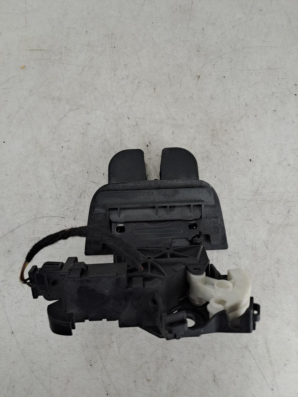 Serrure de coffre AUDI A4 2 AVANT PHASE 2 BREAK  - 1