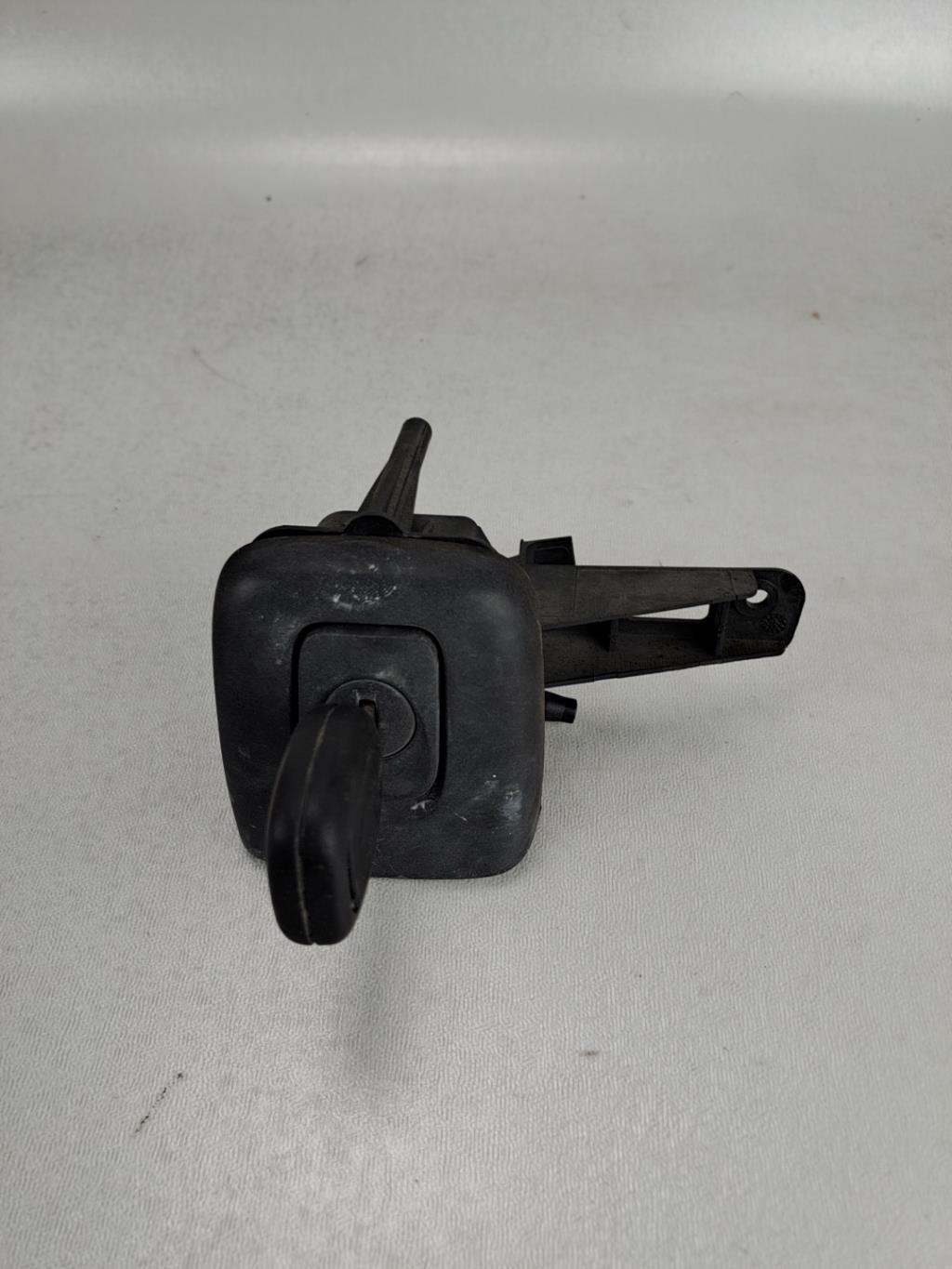 Bouton de coffre RENAULT CLIO 2 PHASE 1 Essence - 1