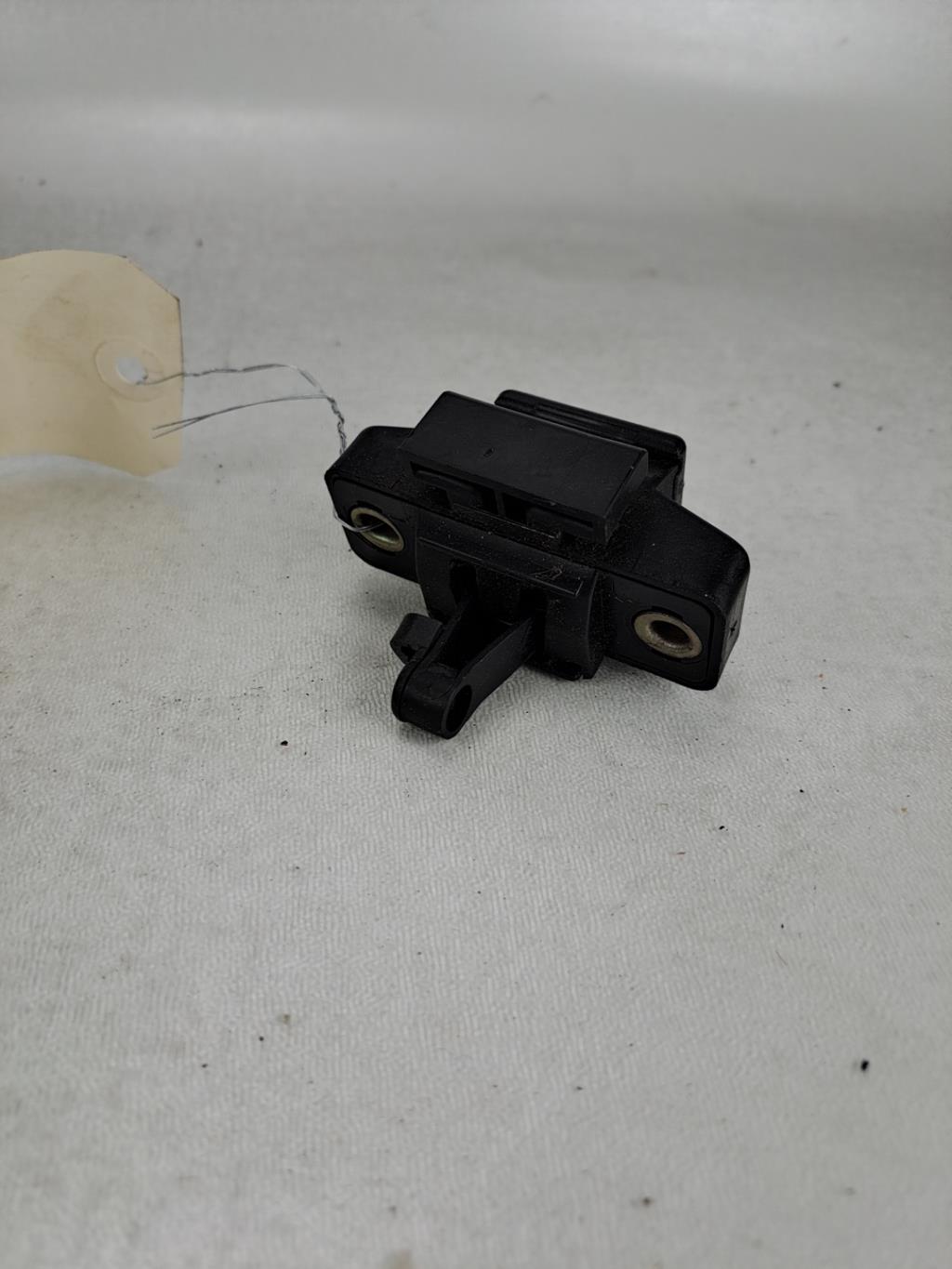 Serrure de coffre RENAULT TWINGO 1 PHASE 3 Essence - 1