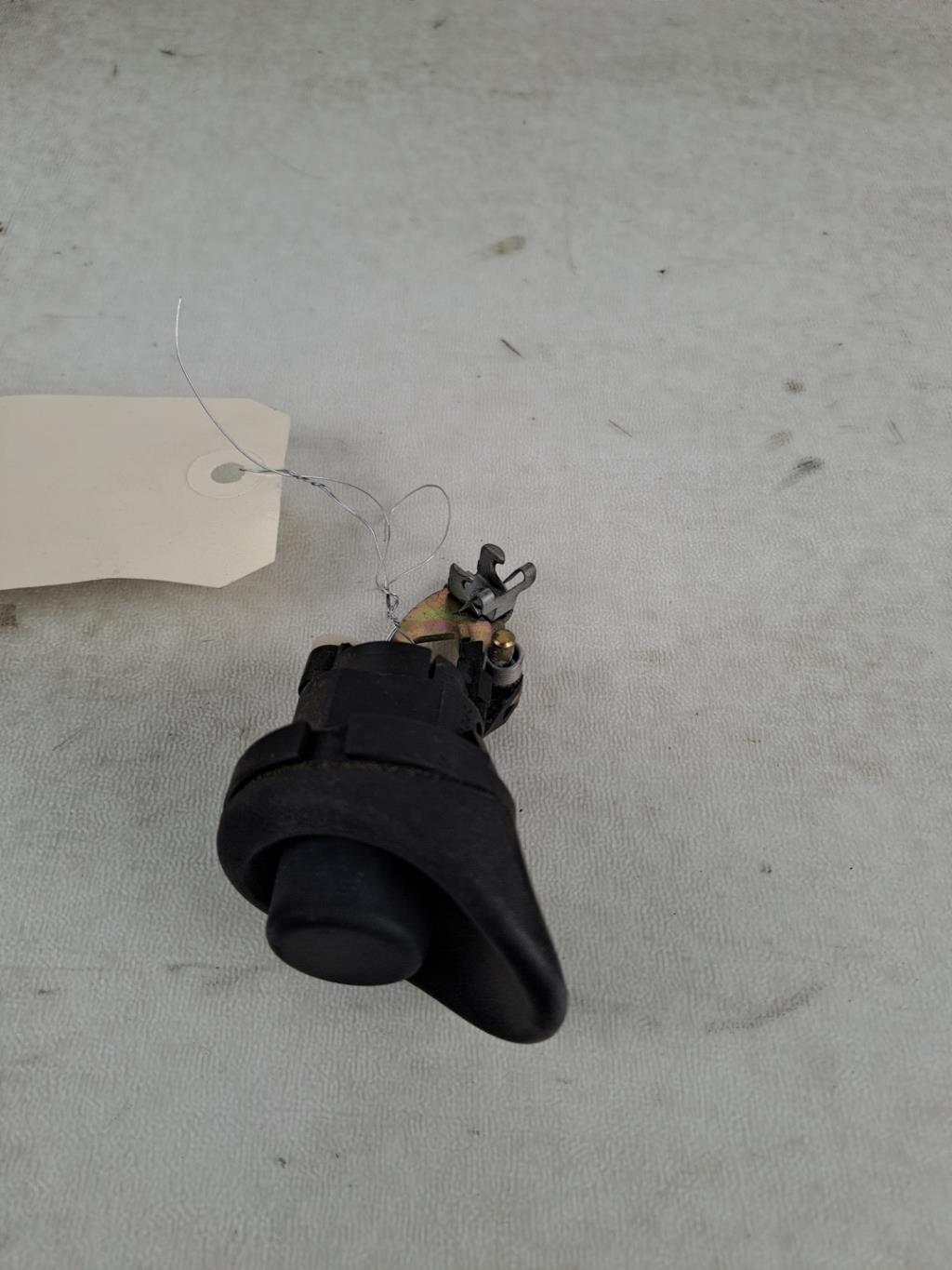 Bouton de coffre RENAULT TWINGO 1 PHASE 3 Essence - 1