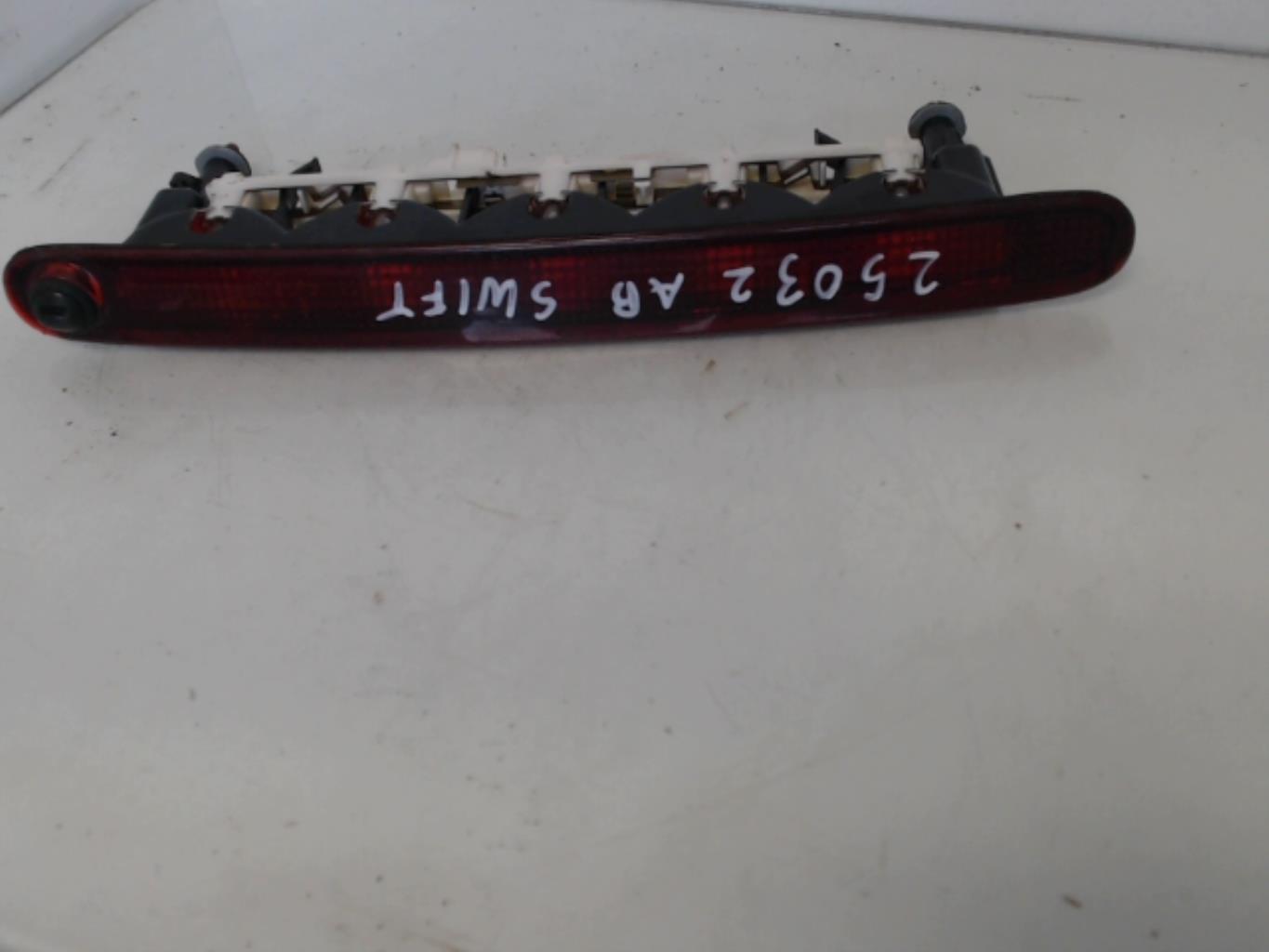Feu arriere stop central SUZUKI SWIFT 3 Diesel - 1