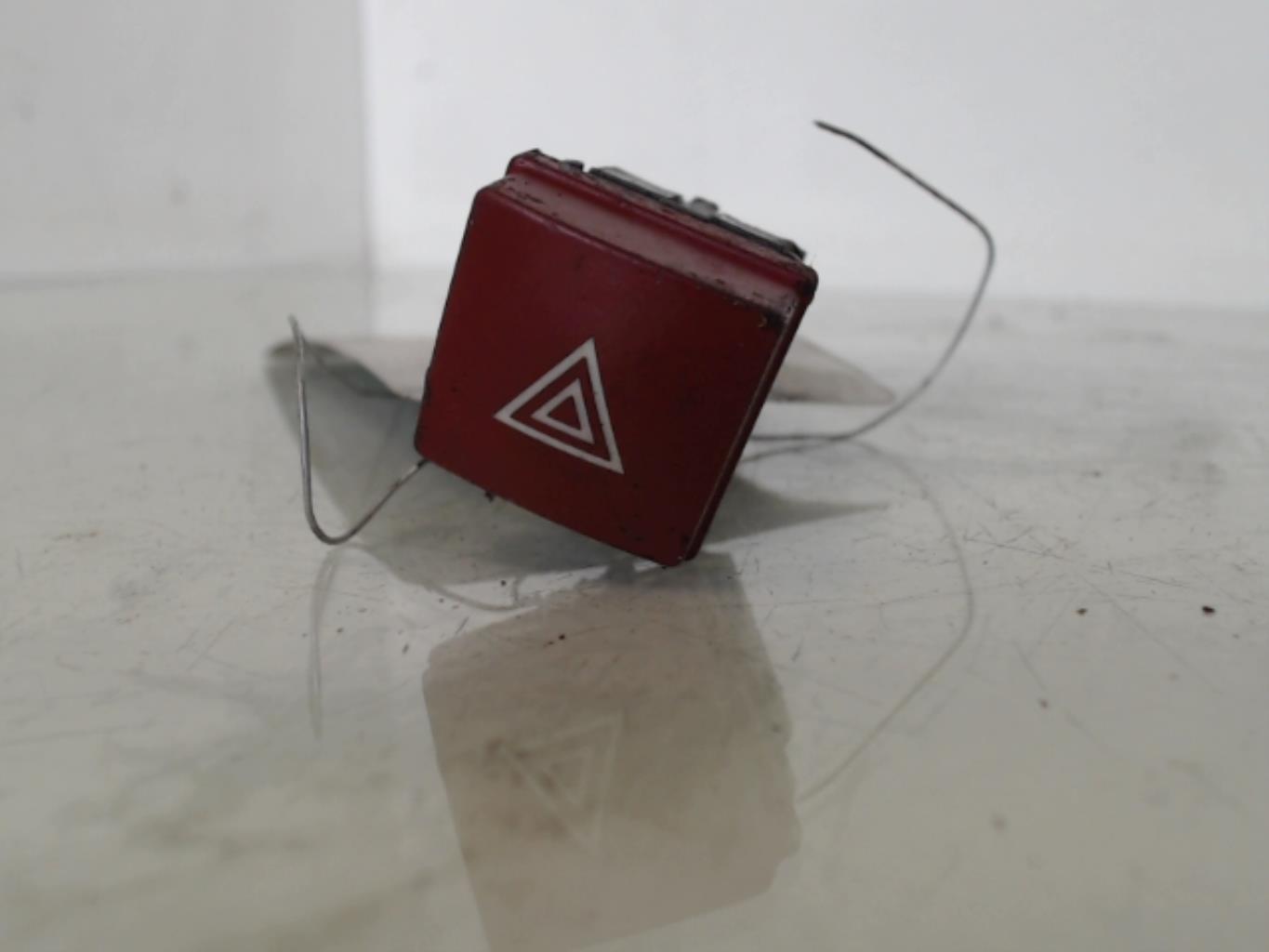 Bouton de warning PEUGEOT 106 PHASE 1 Essence - 1