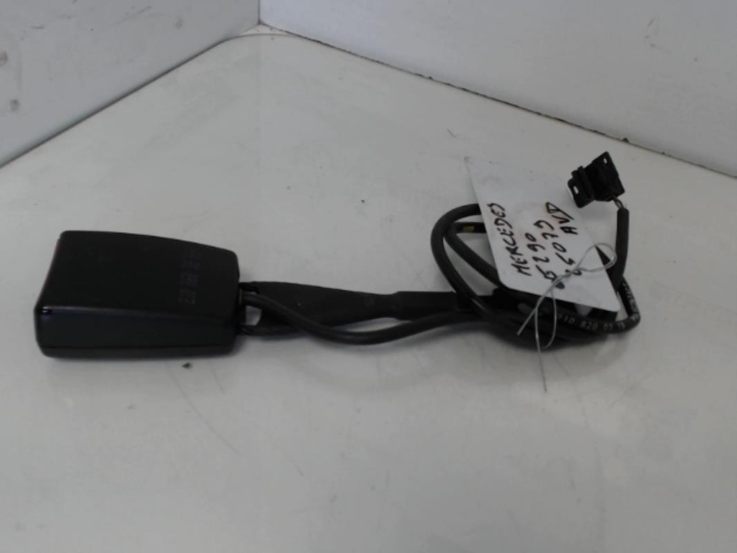 Attache ceinture avant droit