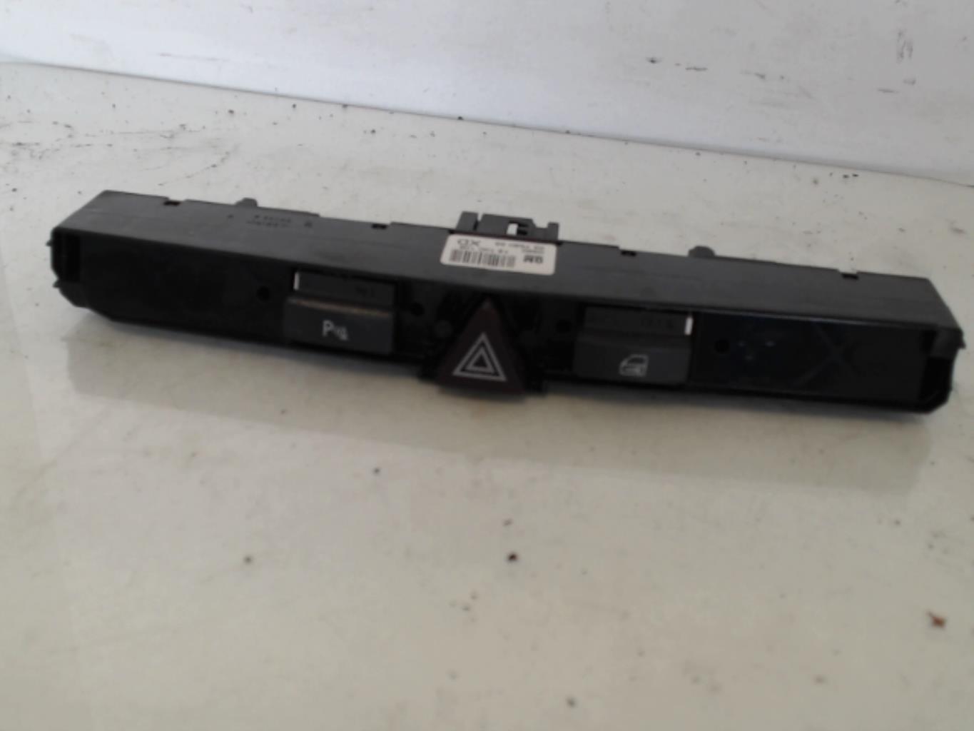 Bouton de warning OPEL ZAFIRA B PHASE 2 Diesel - 1