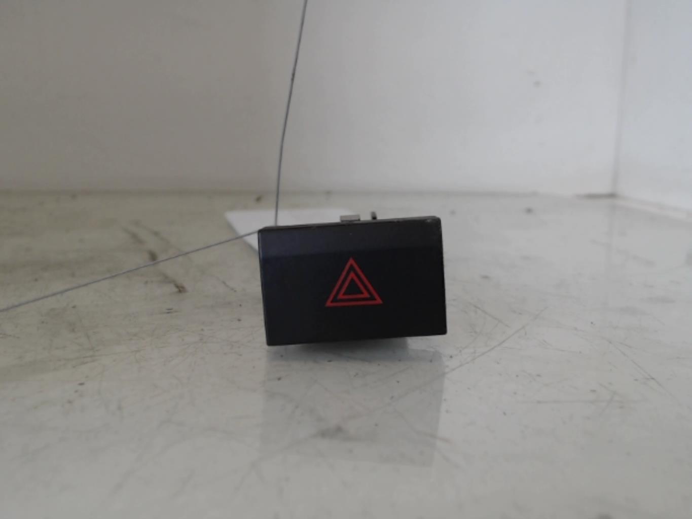 Bouton de warning VOLKSWAGEN POLO 5 PHASE 1 Essence - 1