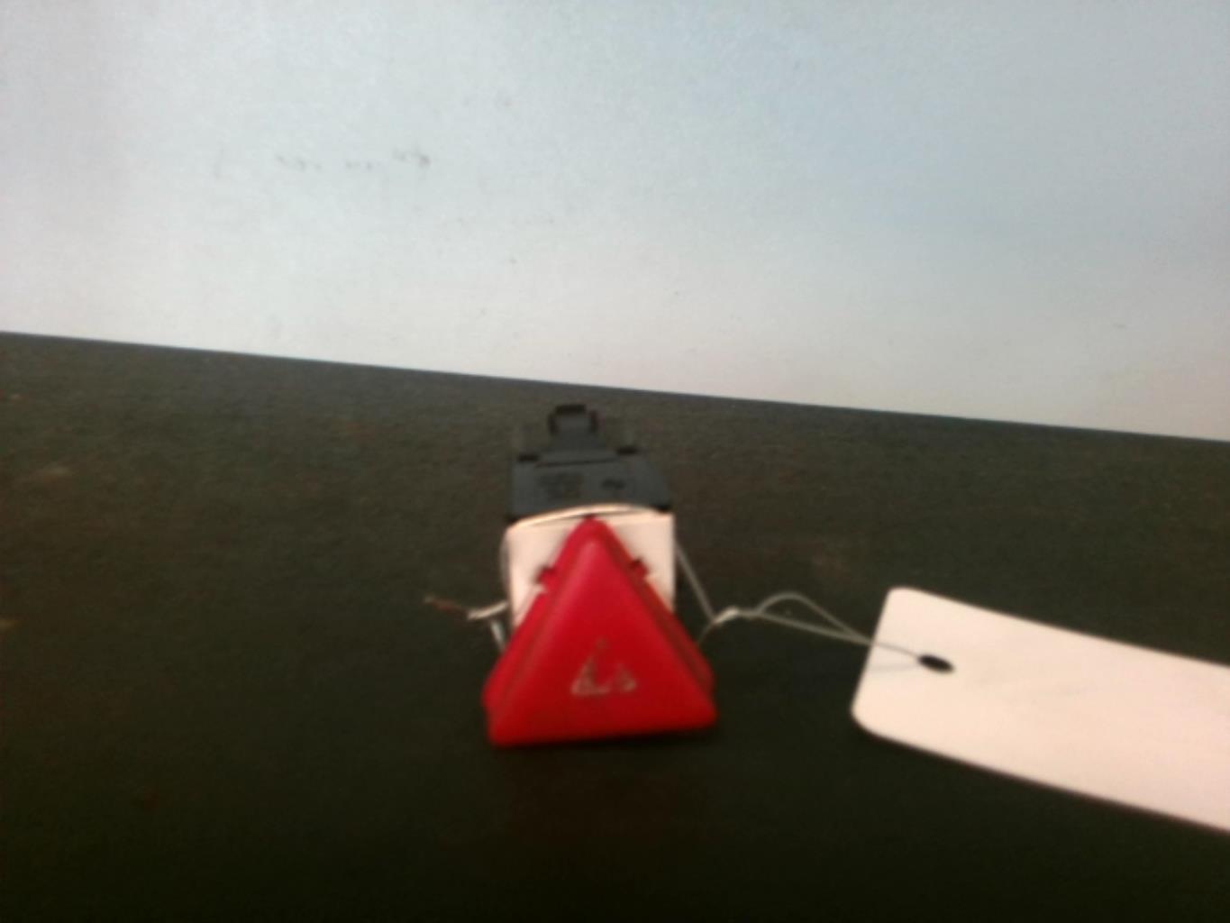 Bouton de warning VOLKSWAGEN GOLF 5 Essence - 1