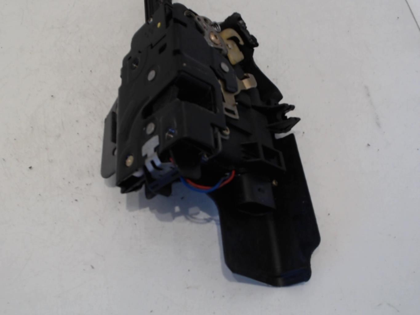 Chiusura centralizzata anteriore sinistra AUDI A4 2 PHASE 1 Diésel - 1