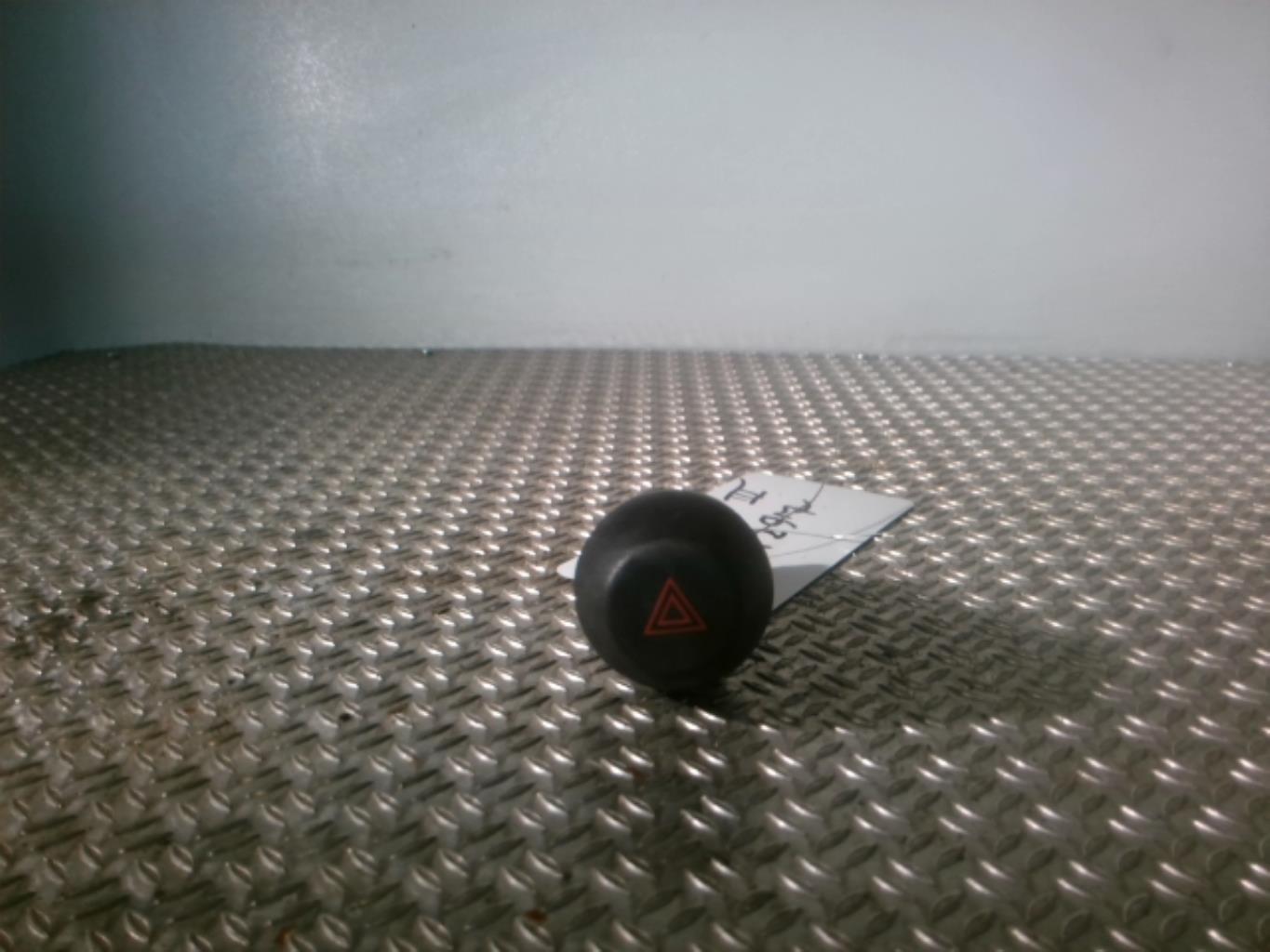 Bouton de warning TOYOTA RAV4 3 PHASE 1 Diesel - 1