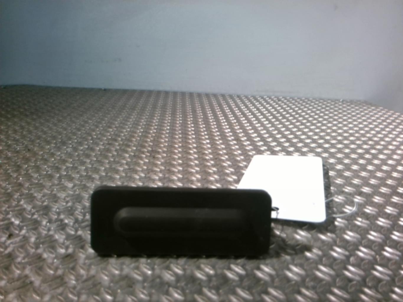 Bouton de coffre CITROEN C3 3 PHASE 1 Essence - 1